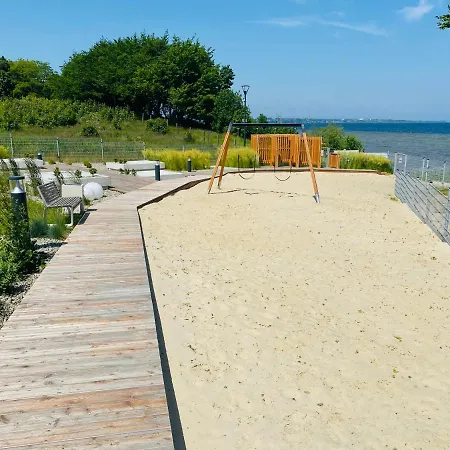 Laura Z Widokiem Na Morze- *